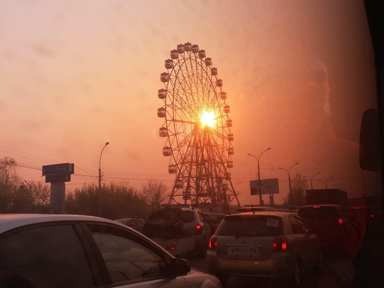 Фото В Новосибирске солнце стало кроваво-красным из-за смога 7 мая 5